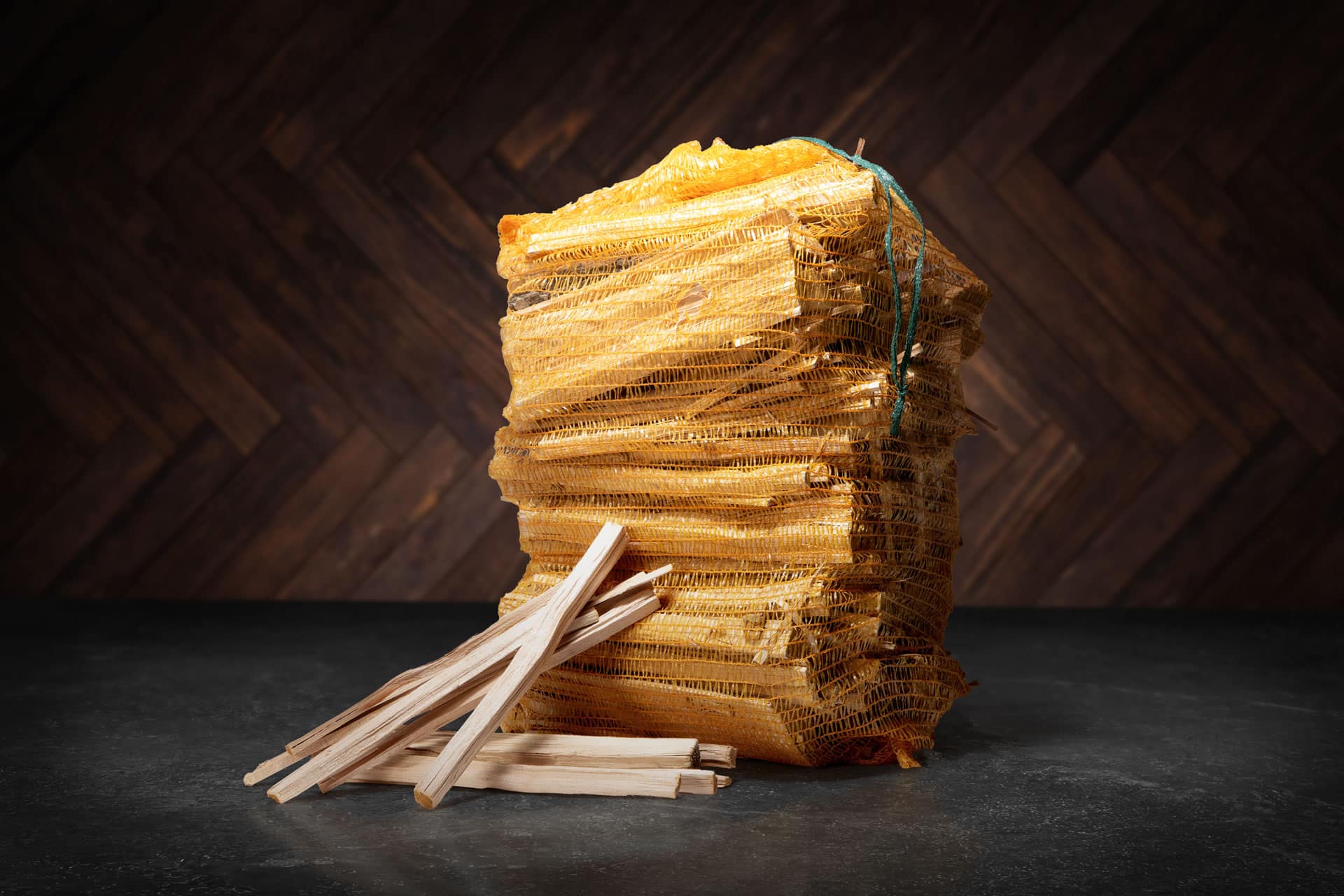 kindling-wood-mesh-bag-small-pieces EcoFlame Alágyújtós Fa (5 kg) - Image 1